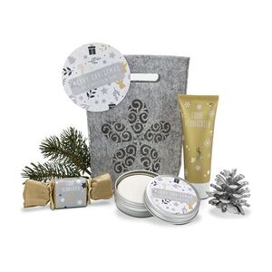 Weihnachts-Wellness-Set aus Nagelcreme, Seife und Shampoo neben grauer Filztasche