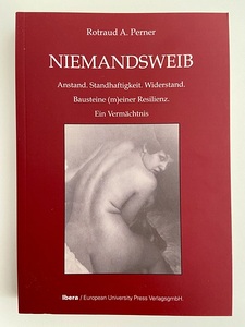 Rotraud A. Perner: 'Niemandsweib' – weinrotes Buchcover mit Schwarz-weiß-Bild